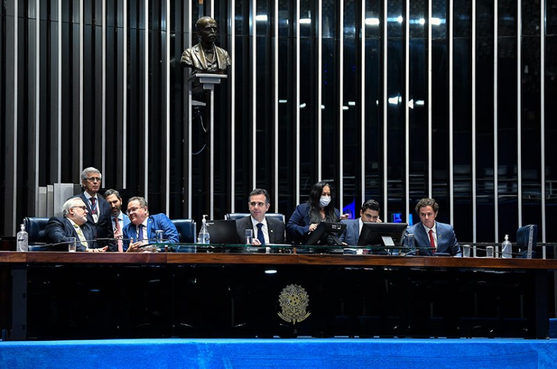 Senado confirma mudanças da Câmara e aprova PEC da Transição