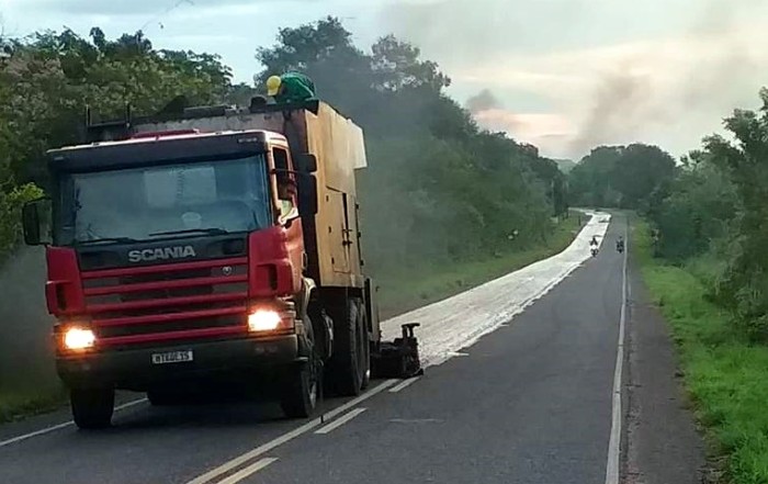 Governo inicia aplicação de asfalto novo na PI-130 entre Teresina e Palmeirais