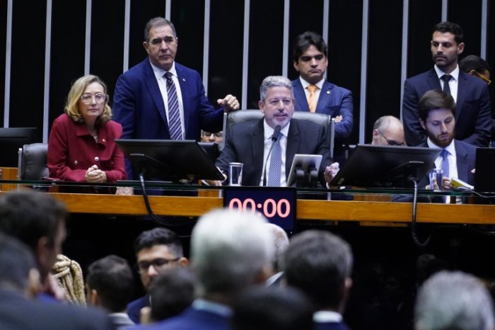 Câmara aprova moções de repúdio a atos racistas contra o jogador de futebol Vini Jr; acompanhe