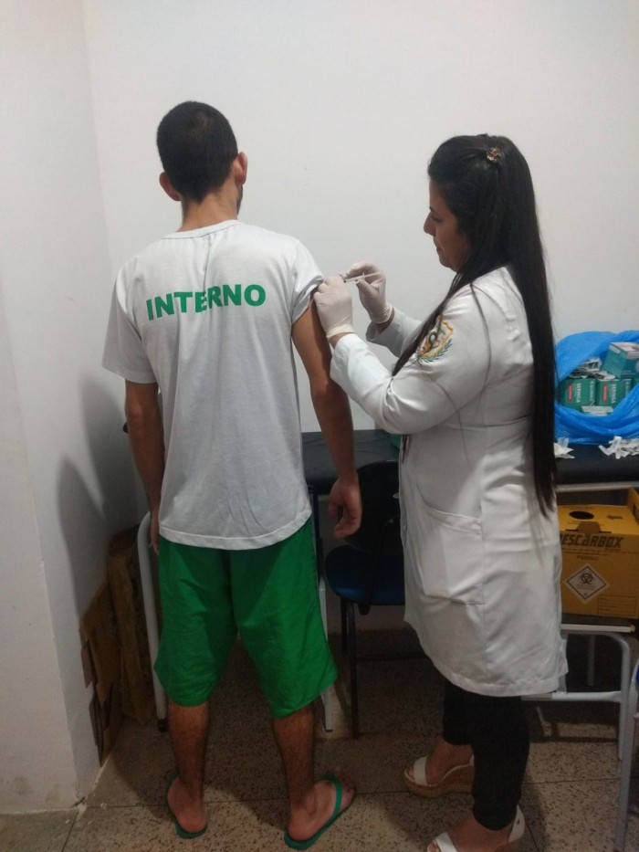 Adolescentes que cumprem medidas socioeducativas são imunizados contra covid-19 e gripe