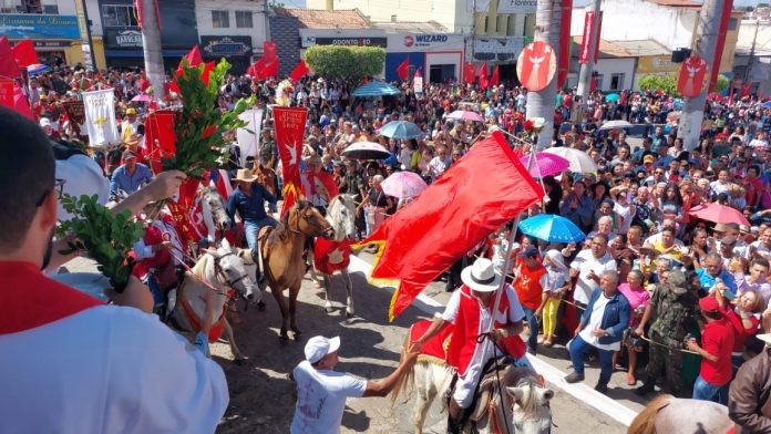 Em Poções, governador acompanha a Festa do Divino, celebração que conta com apoio do Governo do Estado