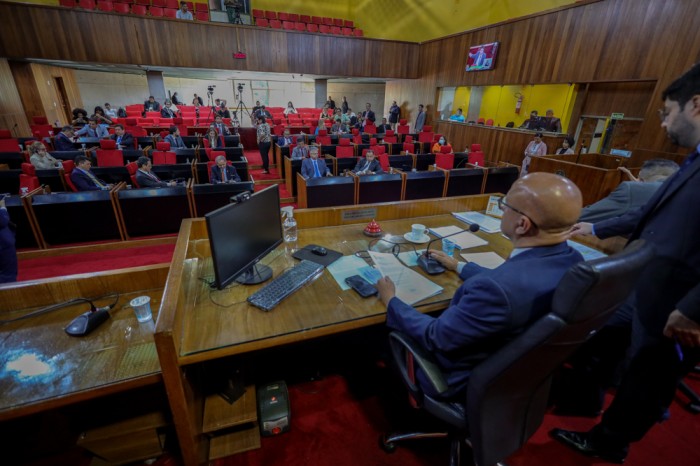 Pedido de autorização para viagem do governador à Europa é lido na Assembleia