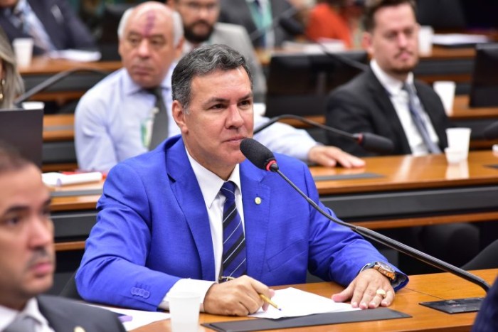 Projeto criminaliza charlatanismo religioso e exploração financeira de fiéis
