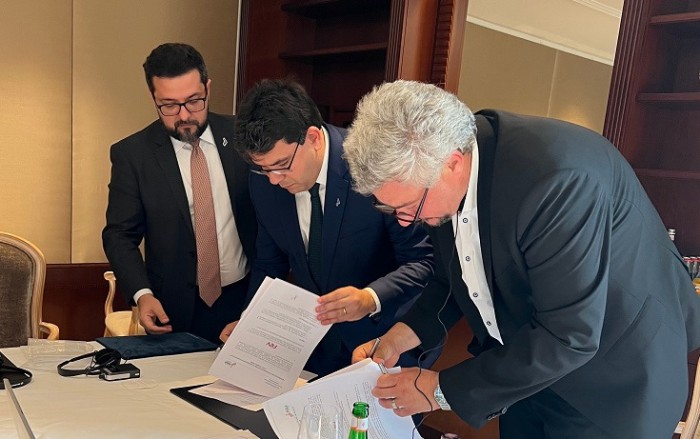 Na Alemanha, Rafael Fonteles assina acordo com empresa interessada em pesquisas sobre hidrogênio verde no Piauí