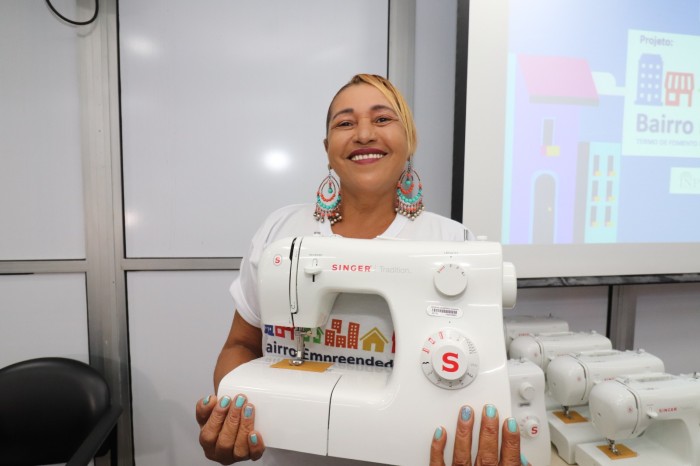Mulheres recebem máquina de costura e certificado por participação no projeto Bairro Empreendedor