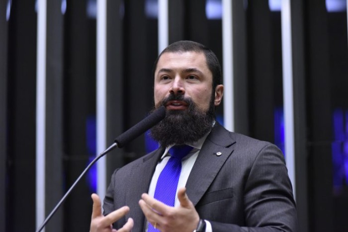 Comissão aprova detenção de até dois anos para pessoa embriagada portando arma de fogo