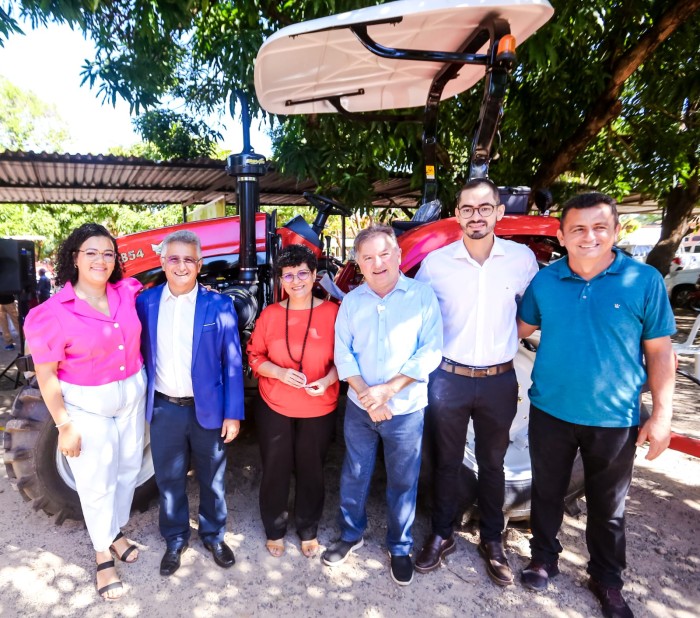 SAF entrega tratores e implementos agrícolas para entidades de 15 municípios do Piauí