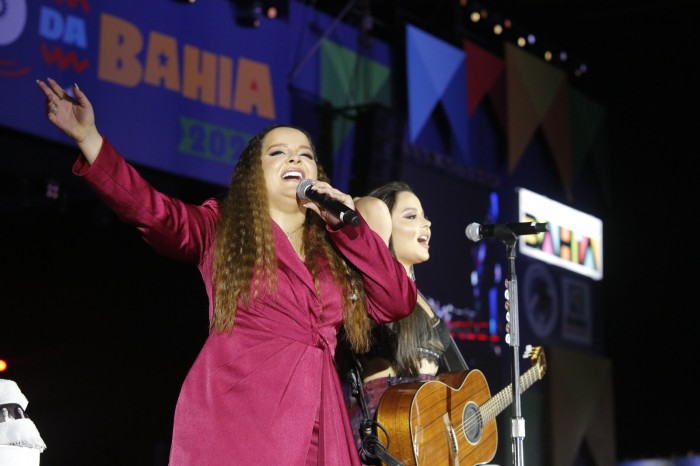 Maiara e Maraísa garantem emoção em show com hits do sertanejo romântico
