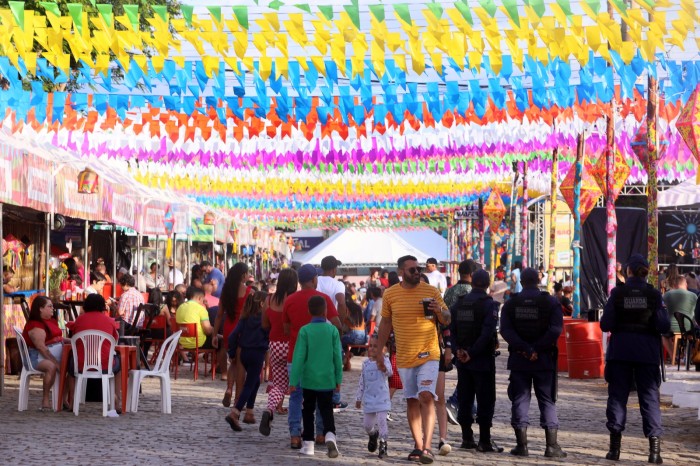 Jerônimo Rodrigues acompanha festa junina de Maracás, no Sudoeste