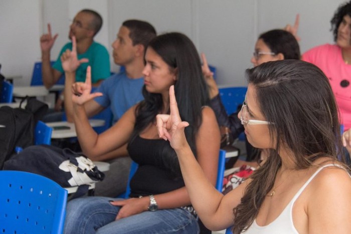 Comissão debate situação dos tradutores intérpretes de Libras em instituições federais