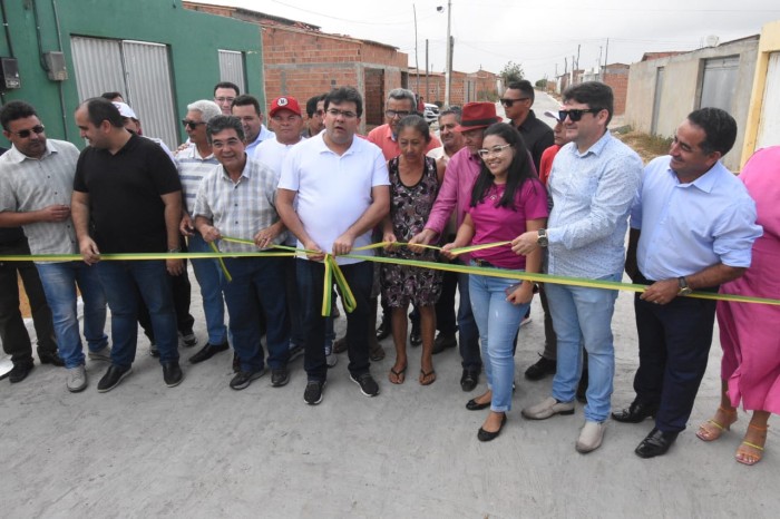 Goverandor inaugura pavimentação e visita obras de educação e segurança em Marcolândia