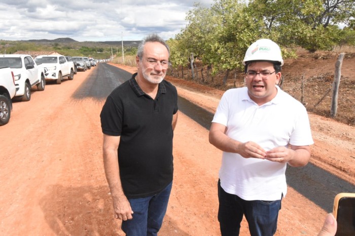 Rafael acompanha obras de recuperação da PI-455 em Alagoinha do Piauí