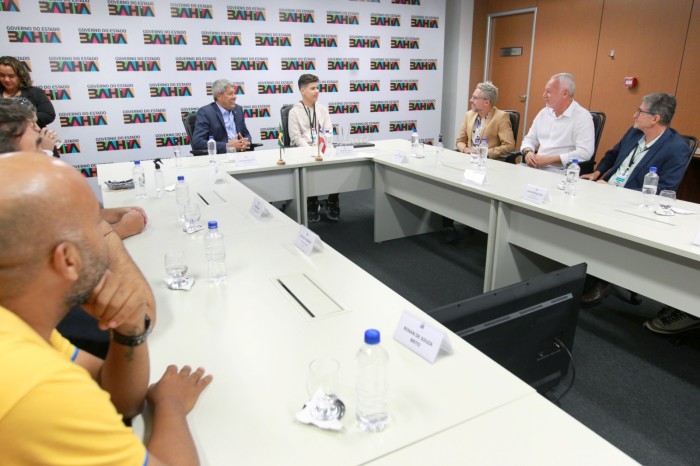 Vencedor do ‘The Voice Brasil Kids’ é recebido pelo governador