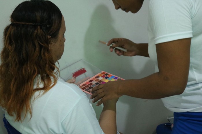 Sejus realiza curso de maquiagem com internas da Penitenciária Feminina