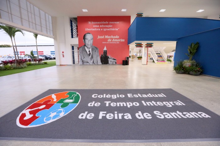 Ao lado de ministros, governador entrega Colégio de Tempo Integral e adere a programas federais em Feira de Santana