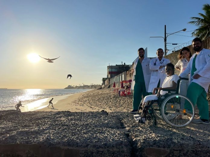 Paciente internada em UTI do Hospital da Mulher celebra aniversário com visita à praia