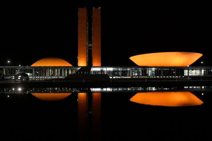 Iluminação laranja no Congresso destaca a Semana Mundial do Aleitamento Materno