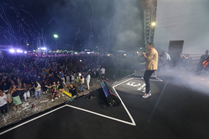 Canta Bahia recebe cantora Aline Barros e arrecada mais de duas toneladas de alimentos para o Bahia Sem Fome