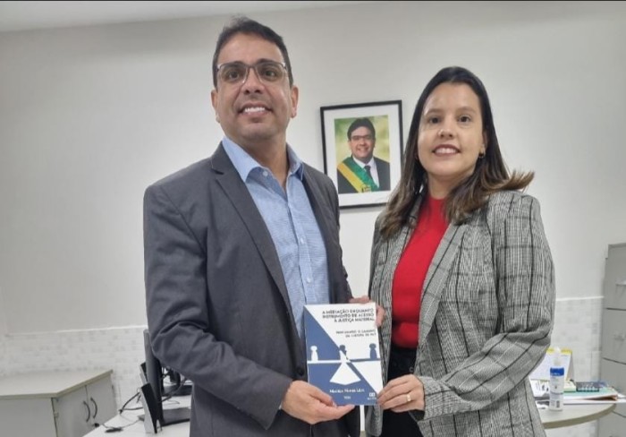 Assessora da Câmara de Prevenção e Conflitos da PGE escreve livro sobre o setor