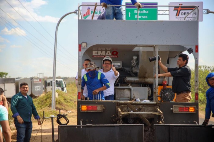 Durante visita a obras em Piracuruca, Rafael Fonteles anuncia nova estrada para o Parque de Sete Cidades